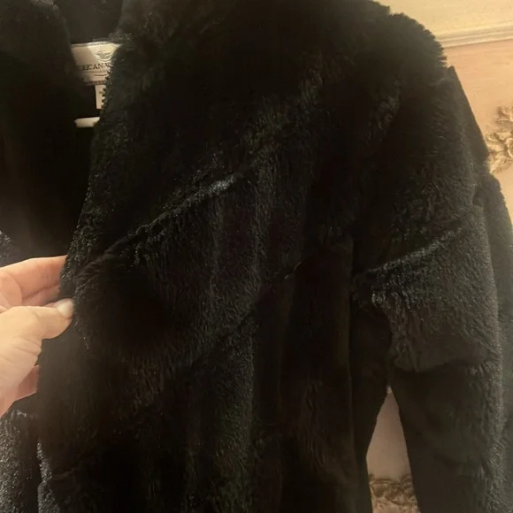 Gorgeous 🖤 American Widgeon, Black Faux Fur Coat size 14 Girls Like New